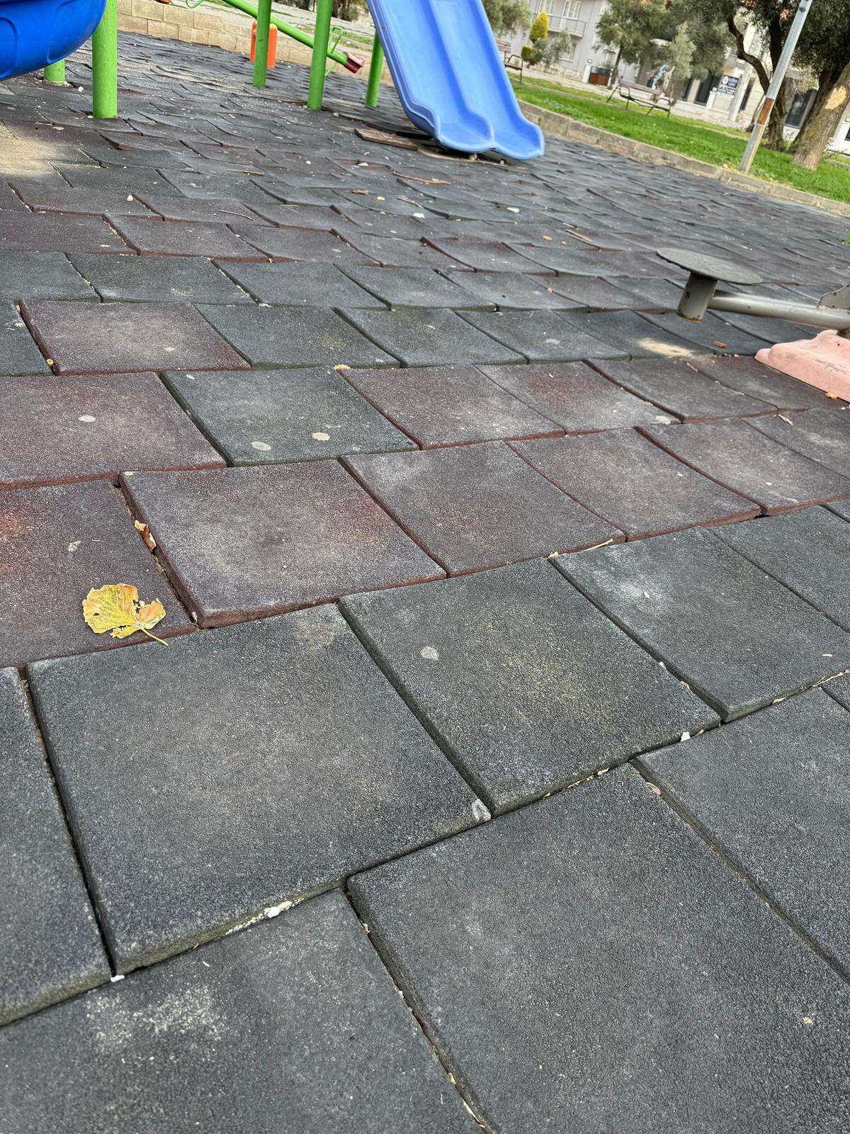 Menteşe'de Düğerek Parkları Dökülüyor: Çocuklar Tehlikede 1